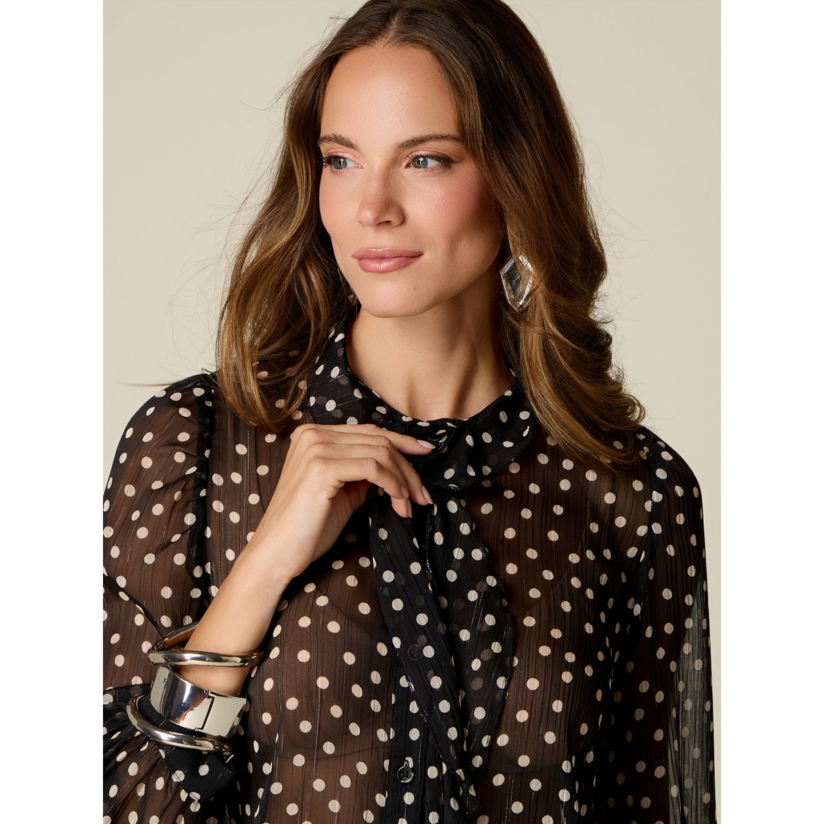 Chemise à pois noir, OLTRE