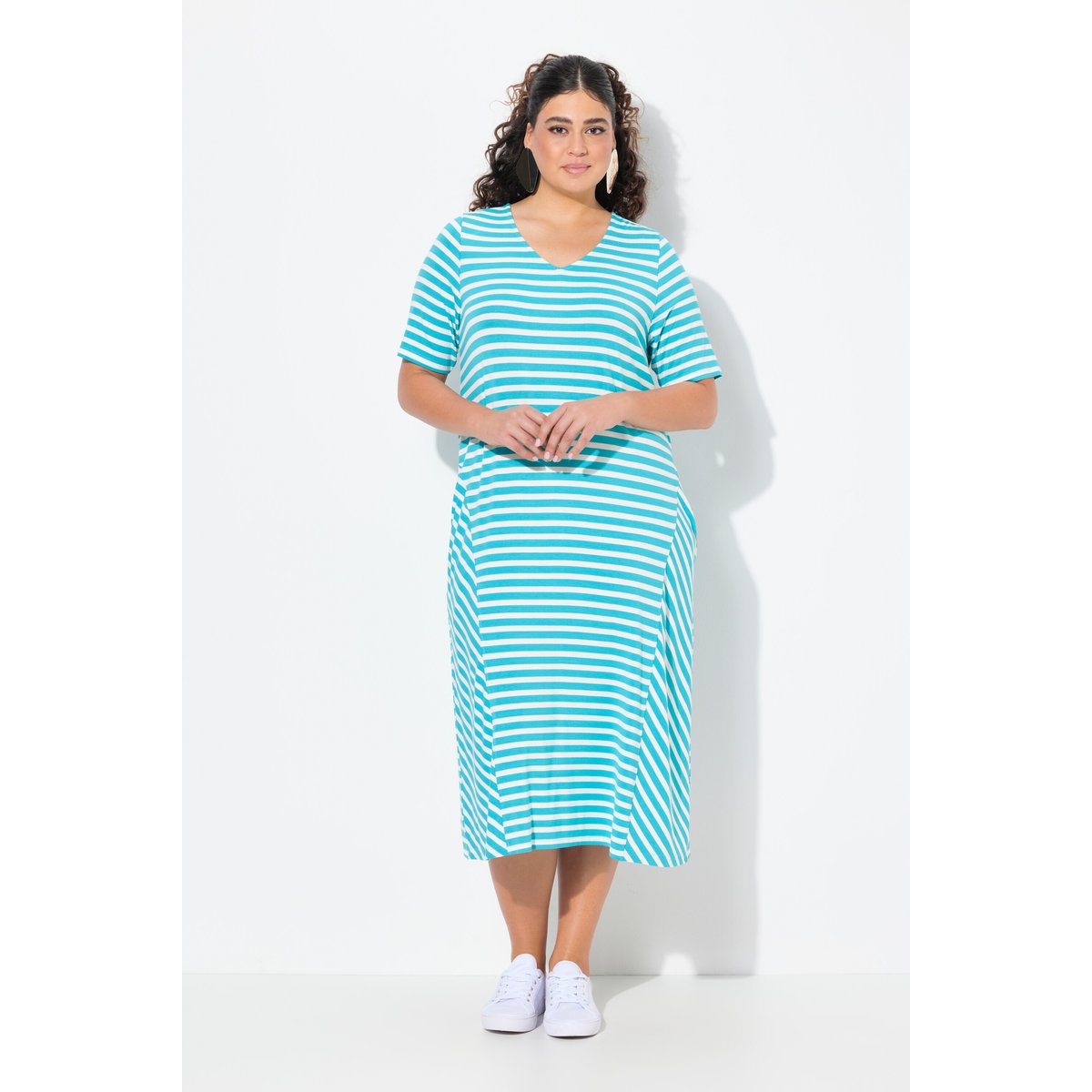 Robe midi à rayures. Décolleté V et manches aqua foncé, ULLA POPKEN