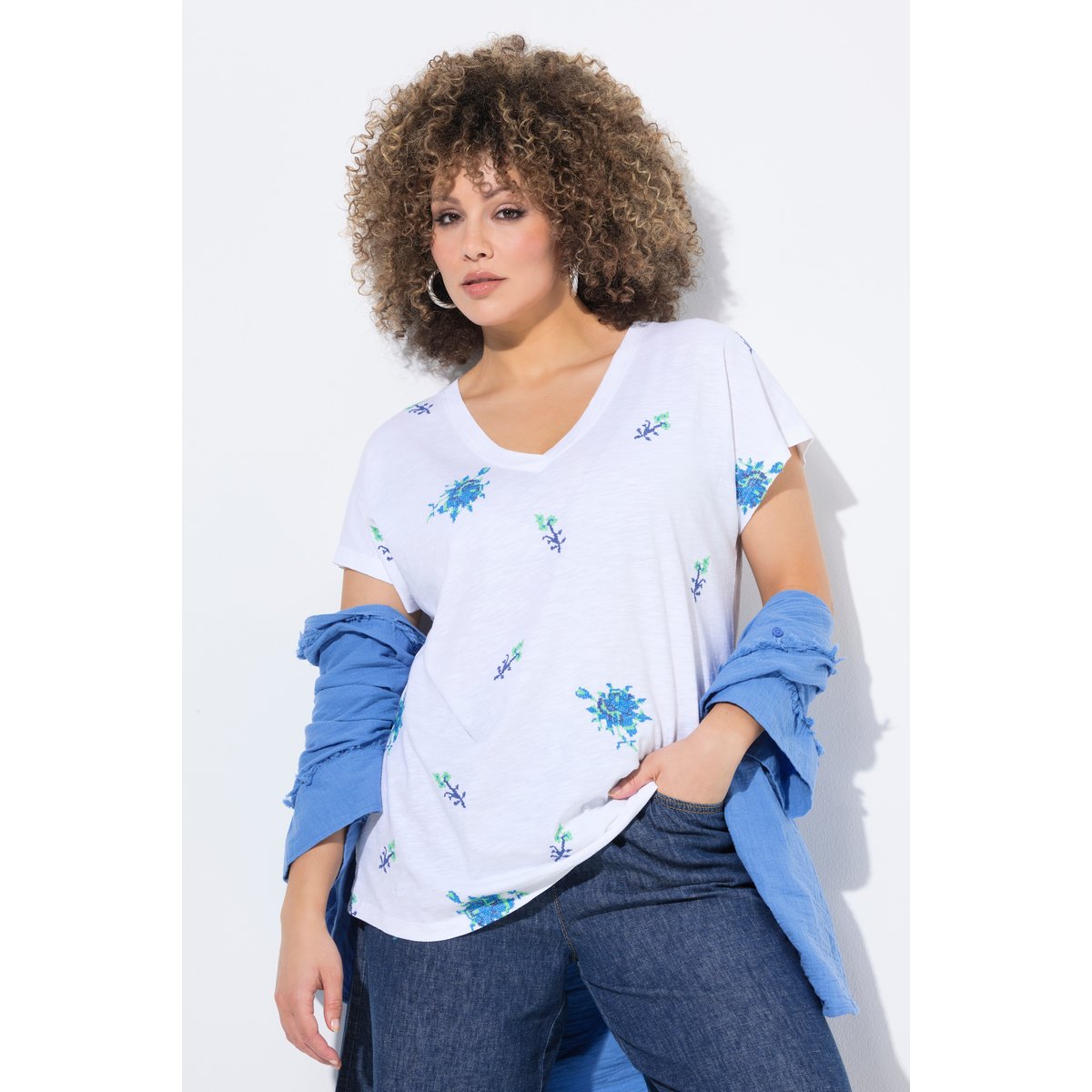 T-shirt oversize à broderies. Décolleté V blanc neige, ULLA POPKEN