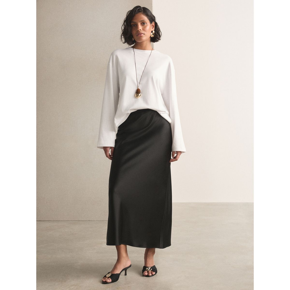 Jupe mi-longue en satin noir, NEXT