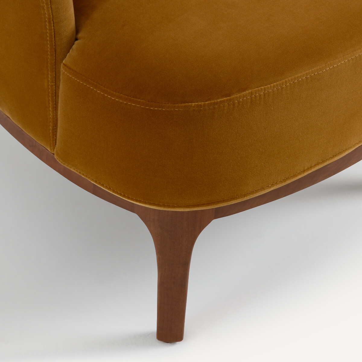 Fauteuil en noyer massif et tissu velours, JABOTE caramel, AM.PM