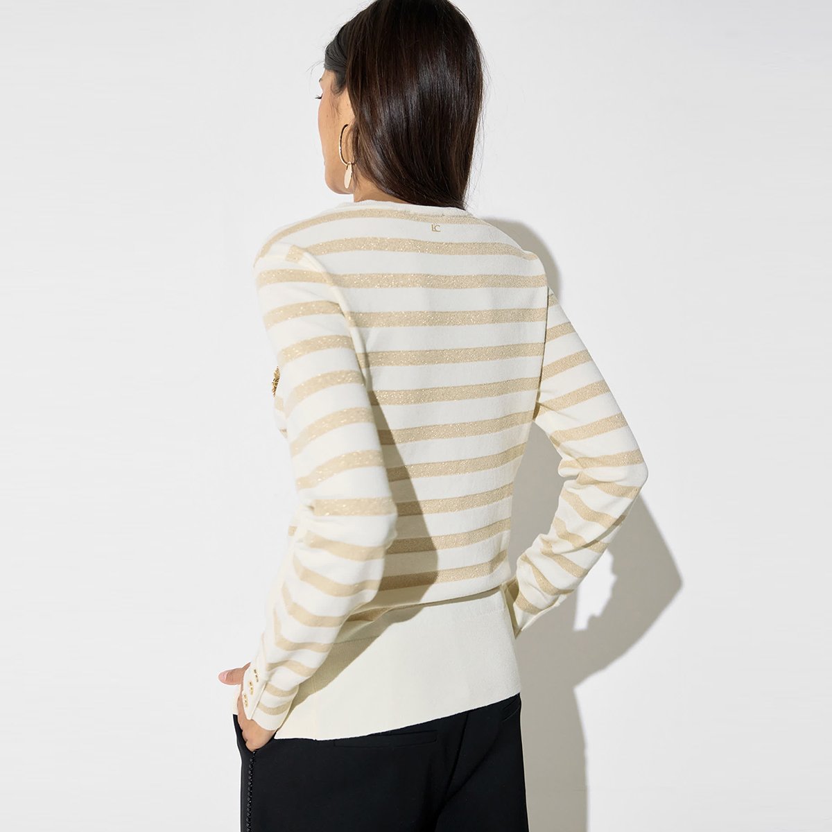Pull rayé avec épingle dorée ecru, LOLA CASADEMUNT