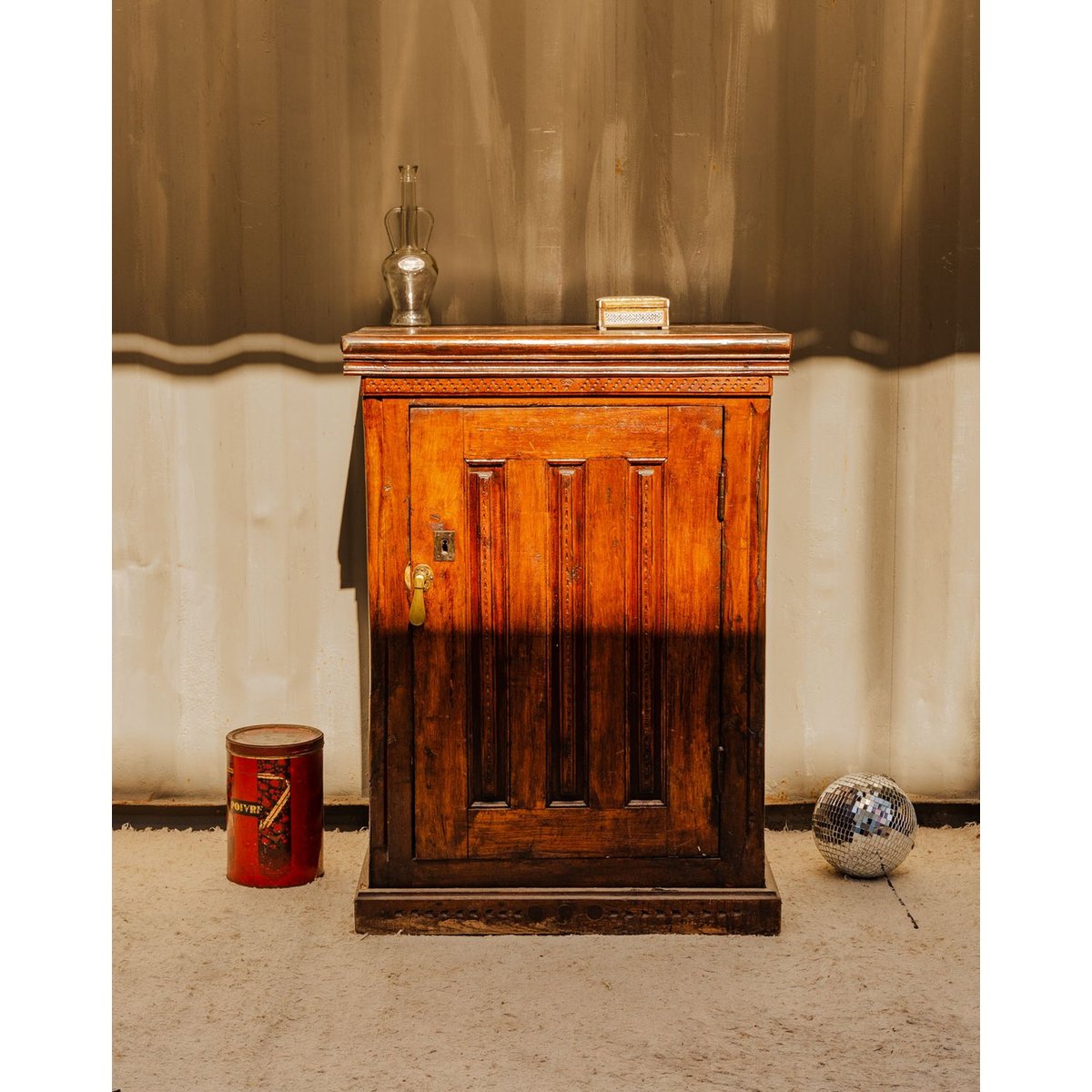 Petit buffet en bois Gilbert N°1779 - Bon état bois foncé, DEBONGOUT