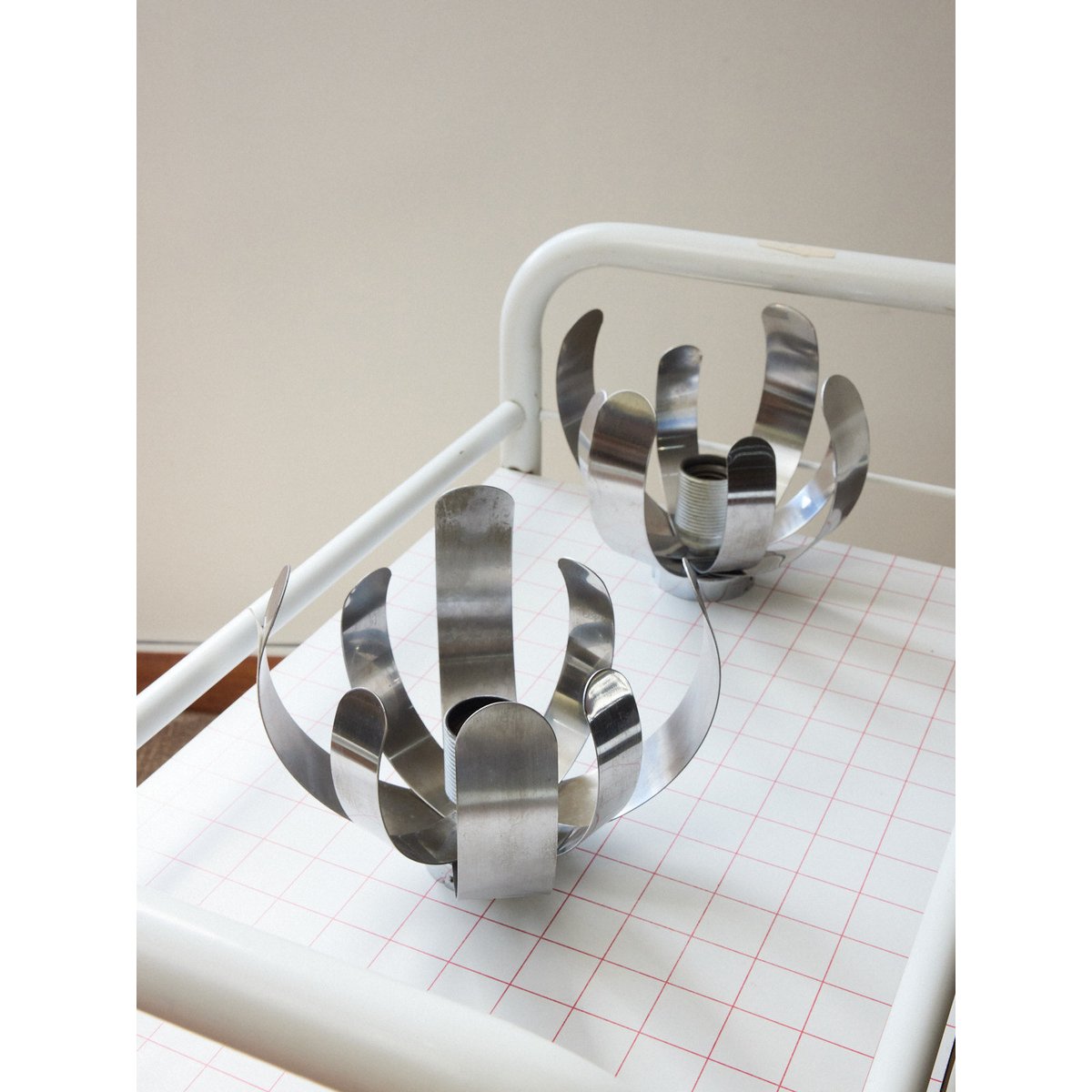 Paire d'appliques en chrome Sonia N°304 - Bon état gris, DEBONGOUT