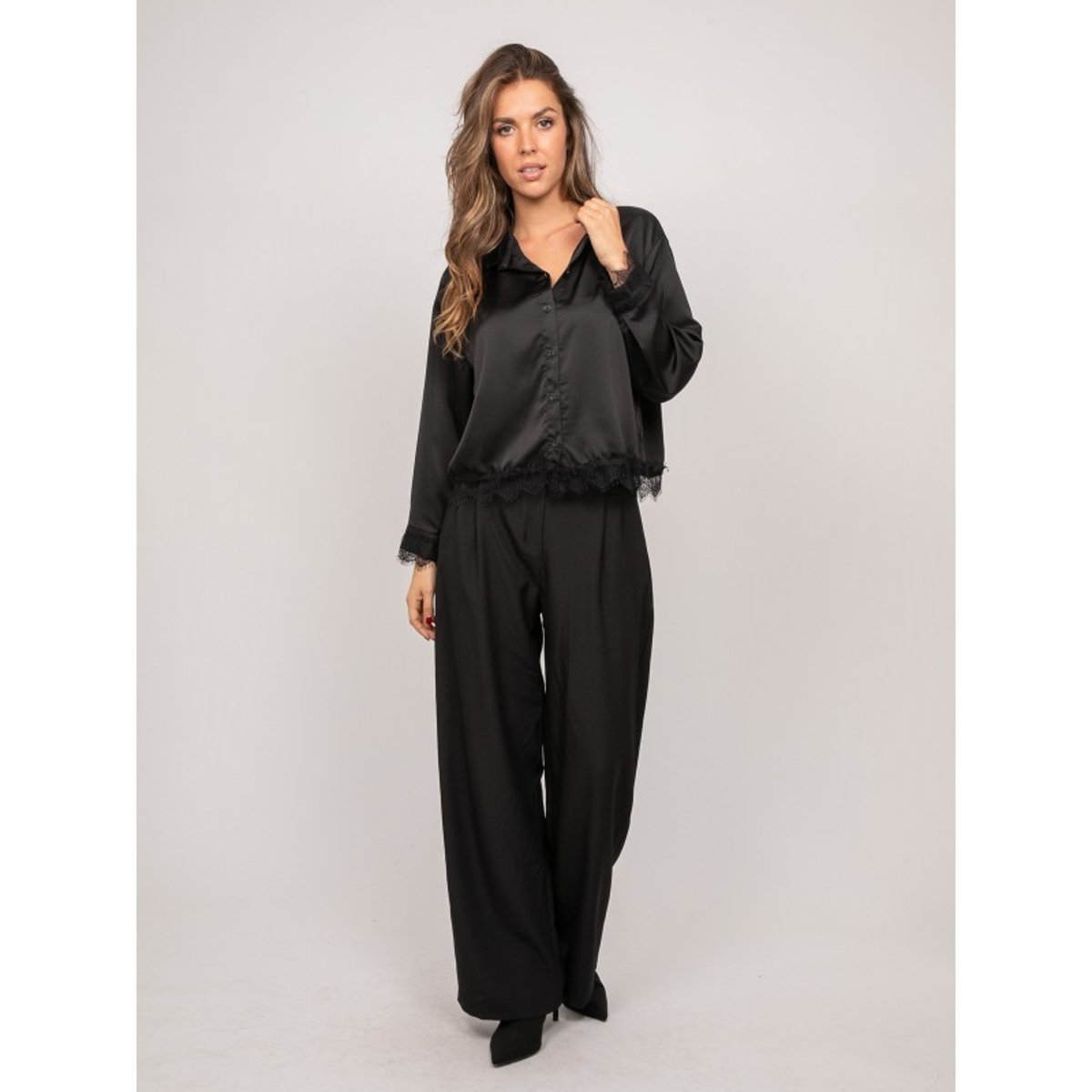Chemise Courte En Satin Bordée De Dentelle Olenka noir, DONA LISA