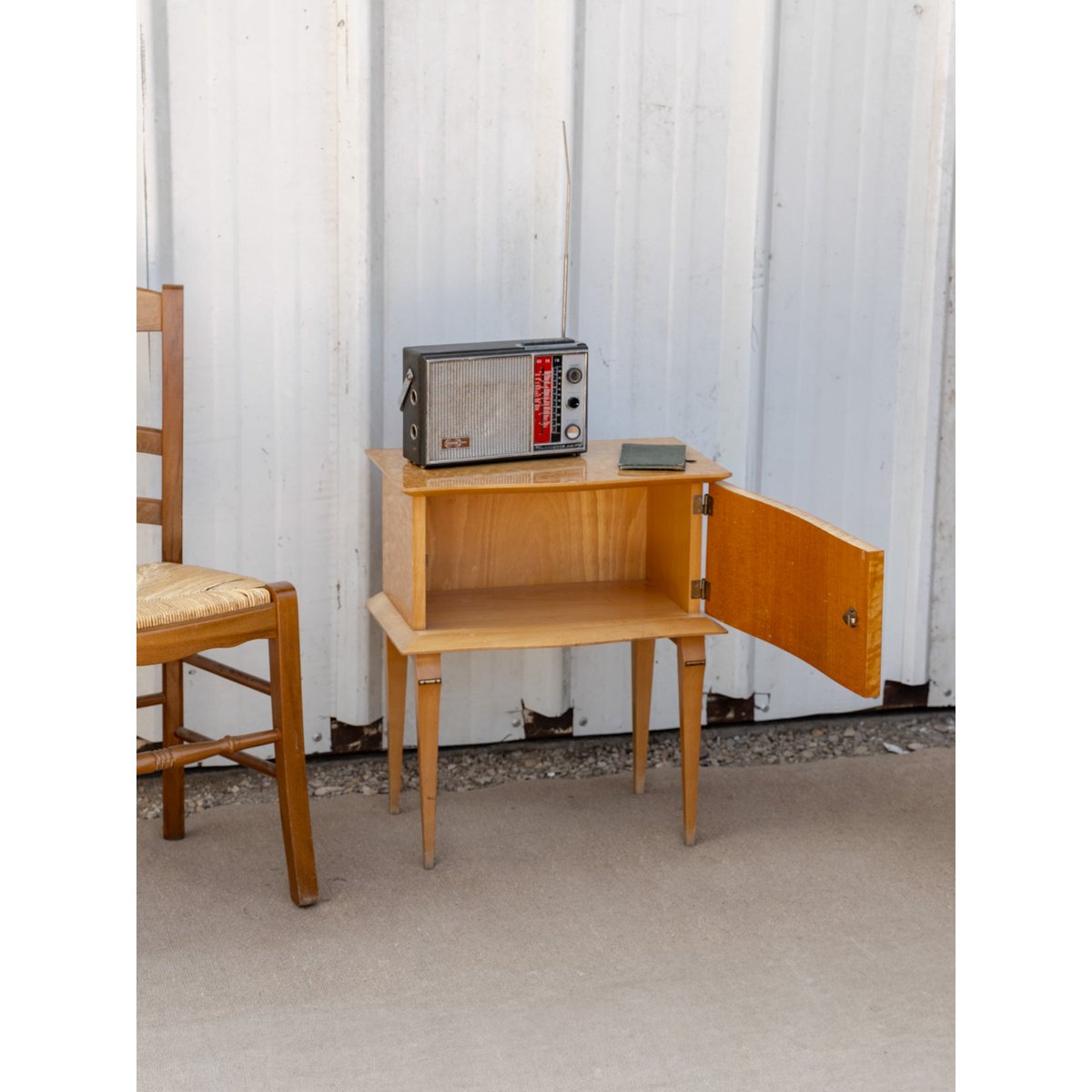 Table de chevet en loupe de bois Maïa N°1538 - Bon état bois clair, DEBONGOUT