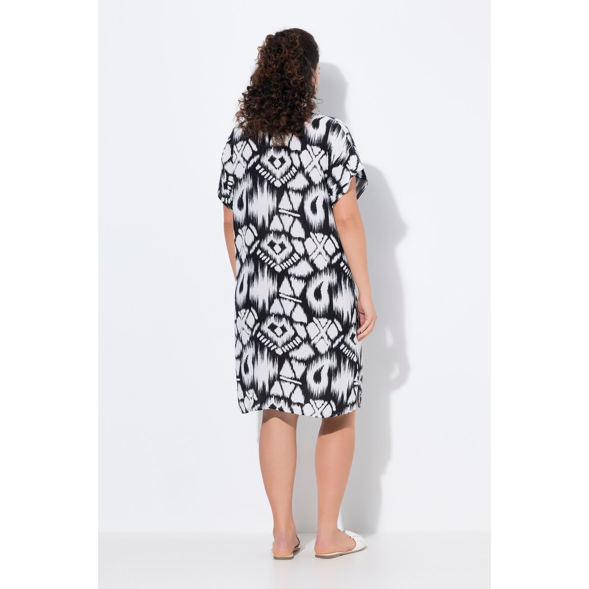 Robe oversize à col tunisien et noir, ULLA POPKEN