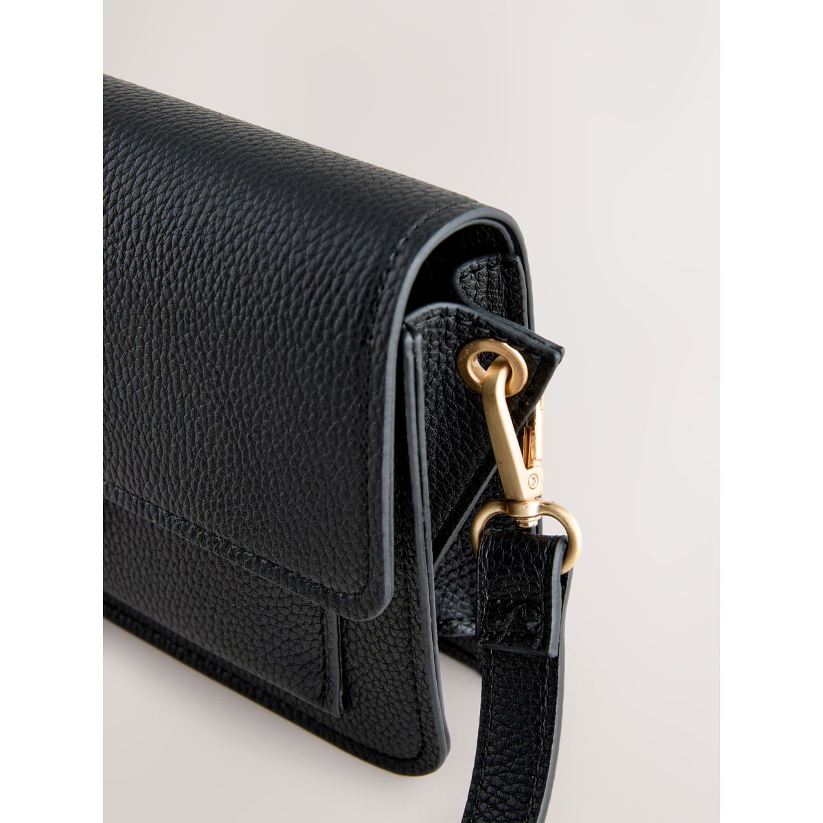 Sac à bandoulière avec détail métallique noir, NEXT