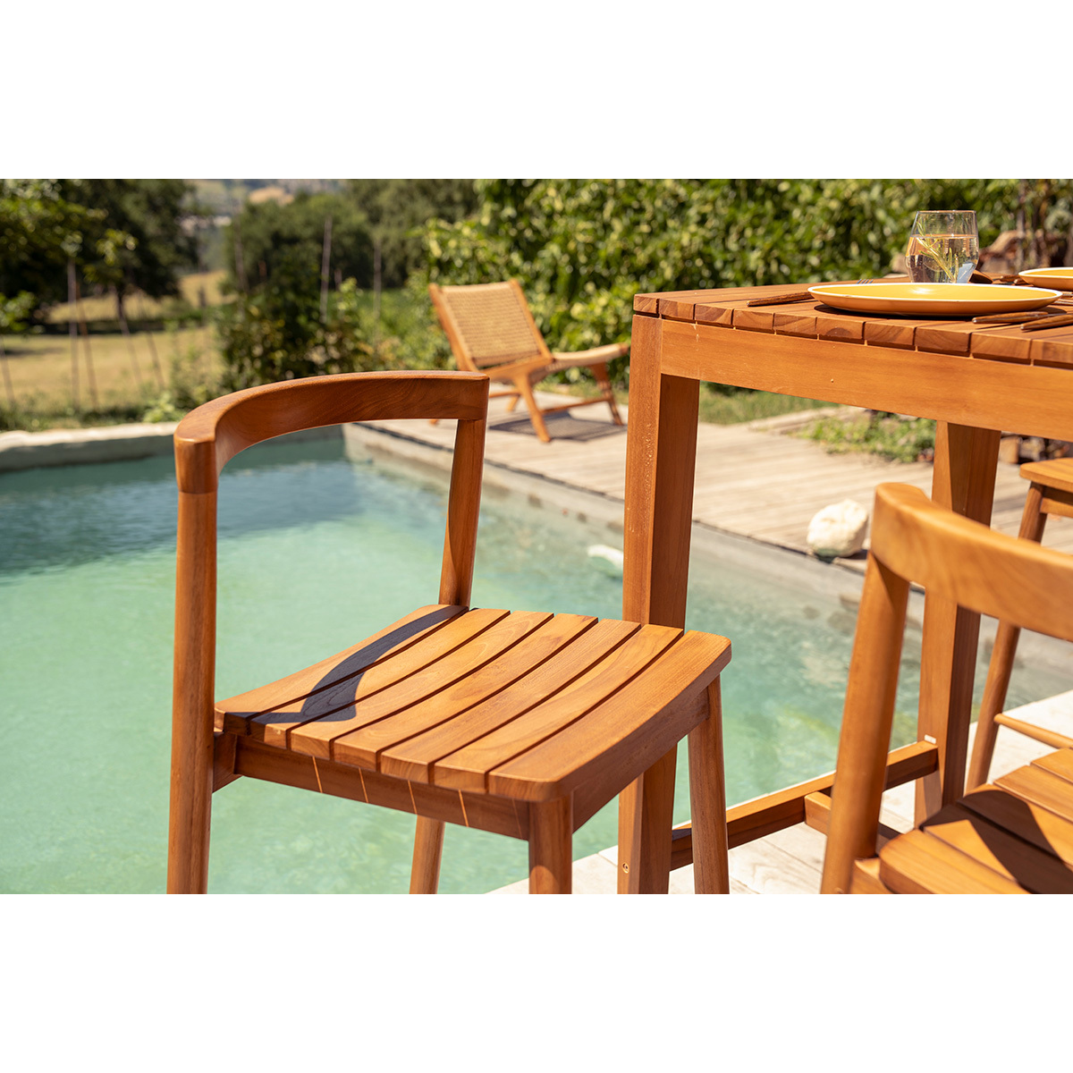 Tabourets de jardin empilables en bois teck massif H70 cm (lot de 2) OMBAK couleur unique, MILIBOO