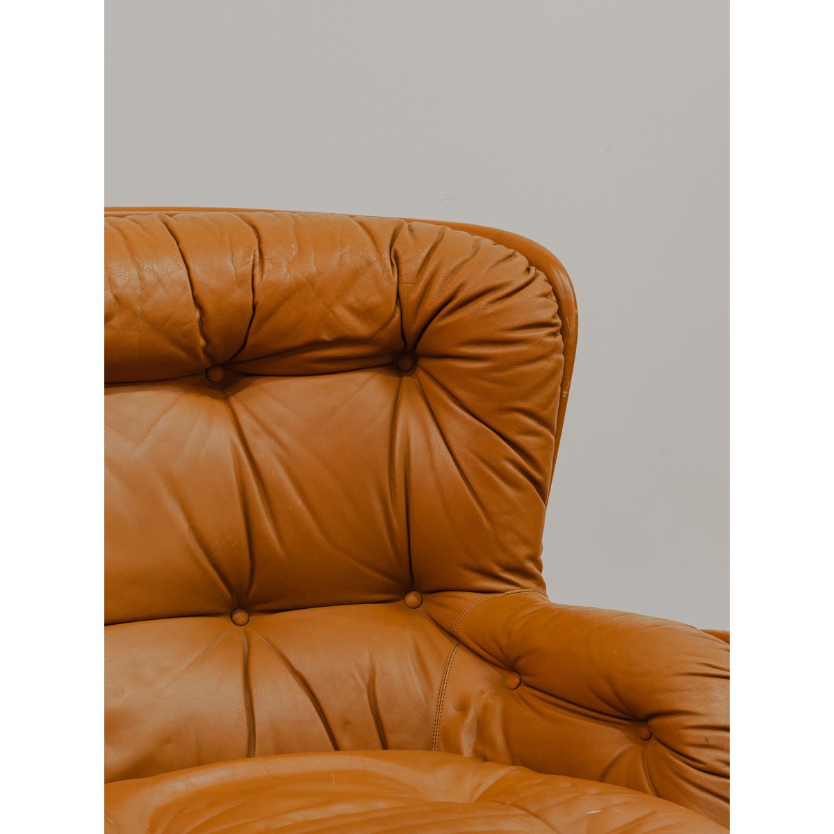 Fauteuil en cuir pivotant Jakob N°860 - Bon état marron, DEBONGOUT