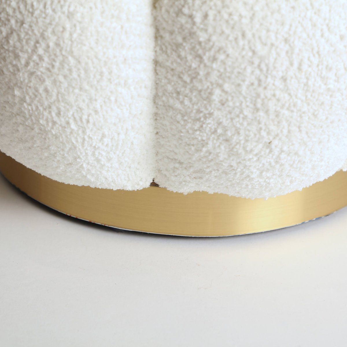 Pouf en coton bouclé Crest blanc neige nuance dorée, RECOLLECTION