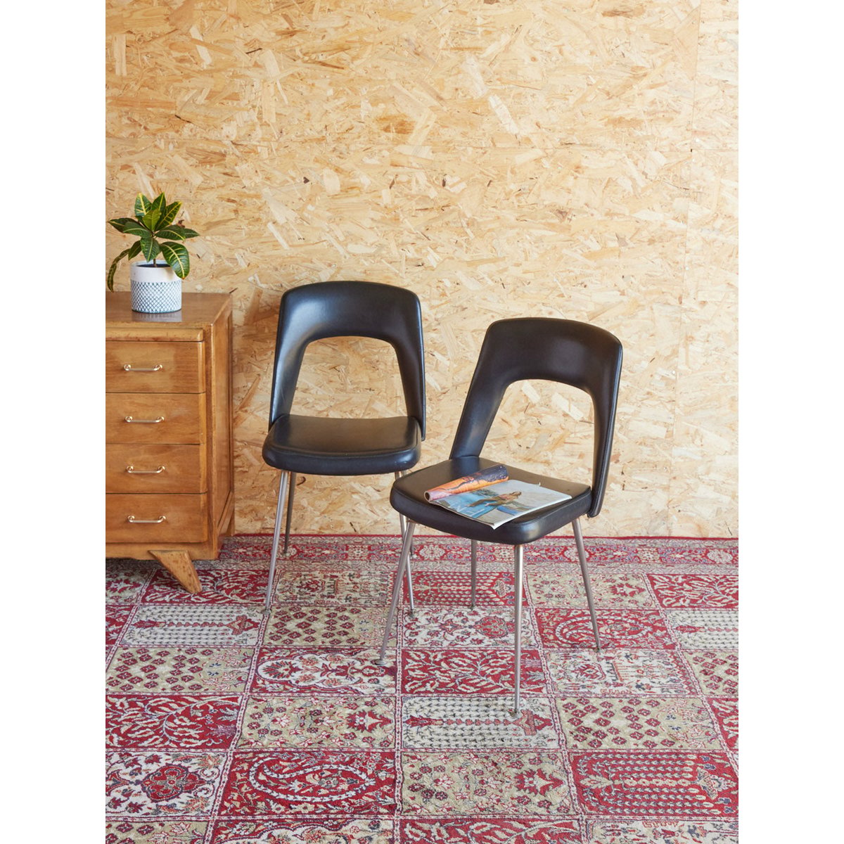 Paire de chaises en skaï Alma N°1580 - Bon état noir, DEBONGOUT