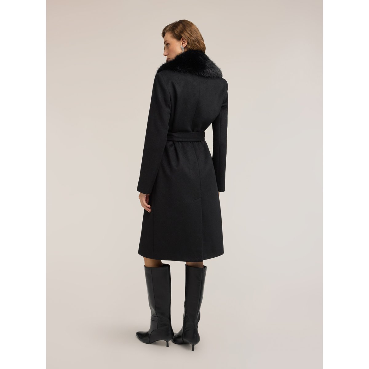 Manteau ceinturé noir, MOTIVI