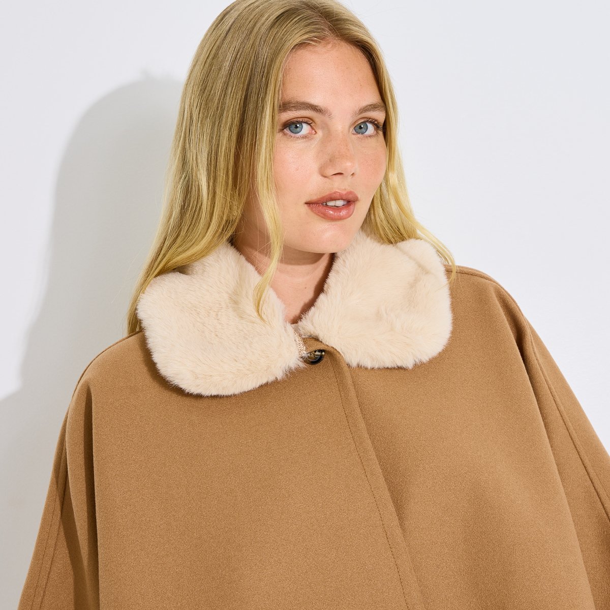 Poncho col imitation fourrure marron camel, GRAIN DE MALICE