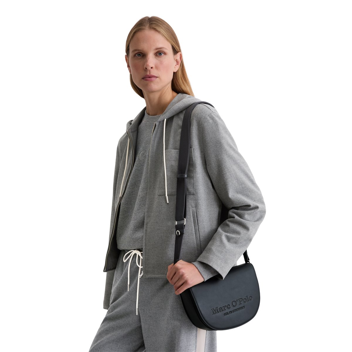 Sac à bandoulière small en une alternative de cuir en polyester recyclé dunkelblau, MARC O'POLO