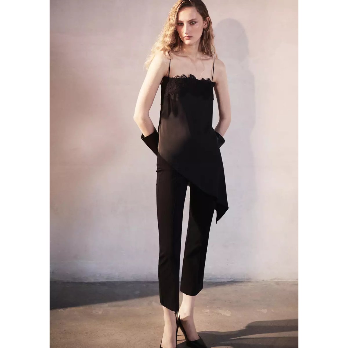 Top lingerie dentelle asymétrique noir, MANGO
