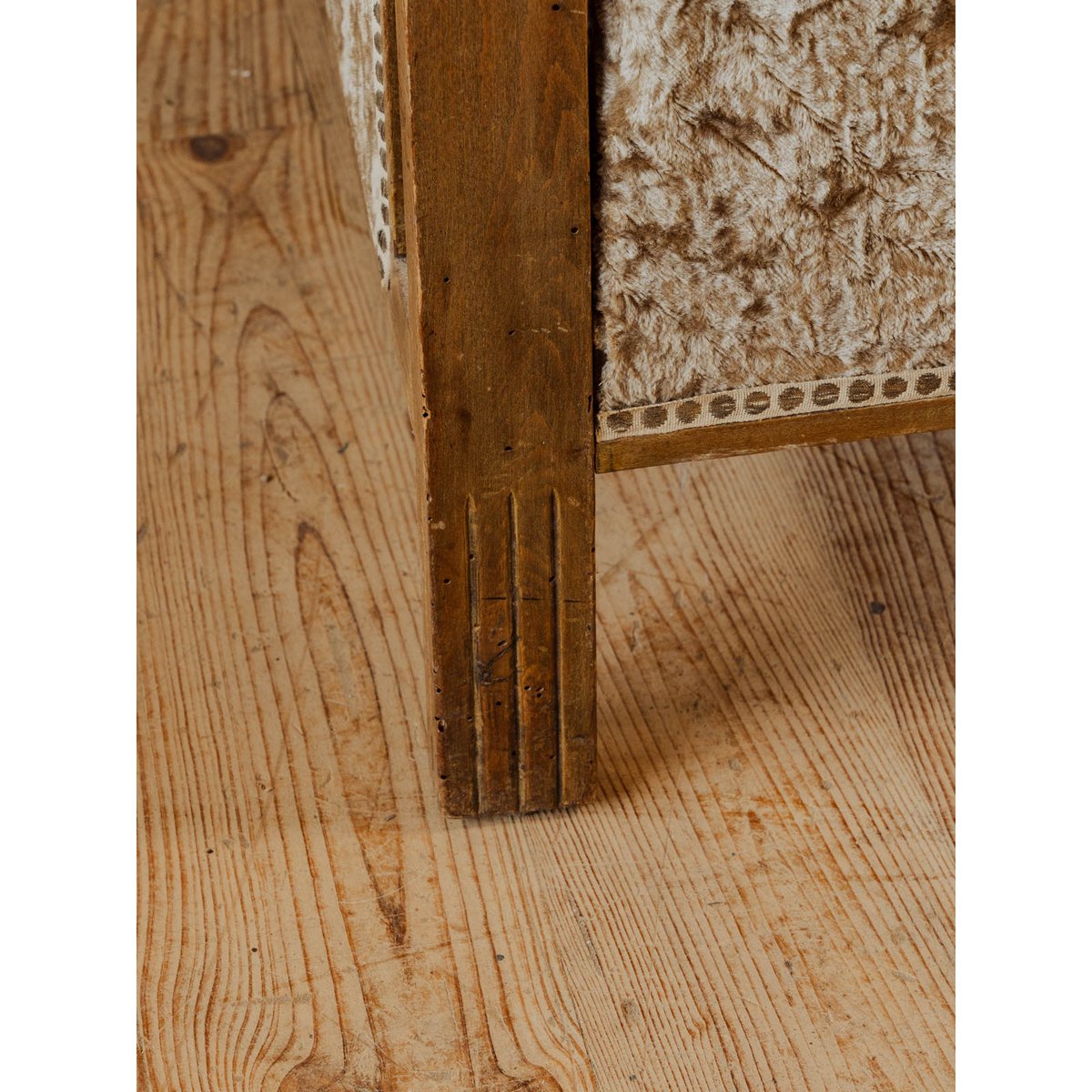 Fauteuil en bois et velours beige Ernest N°1028 - Bon état bois foncé, DEBONGOUT