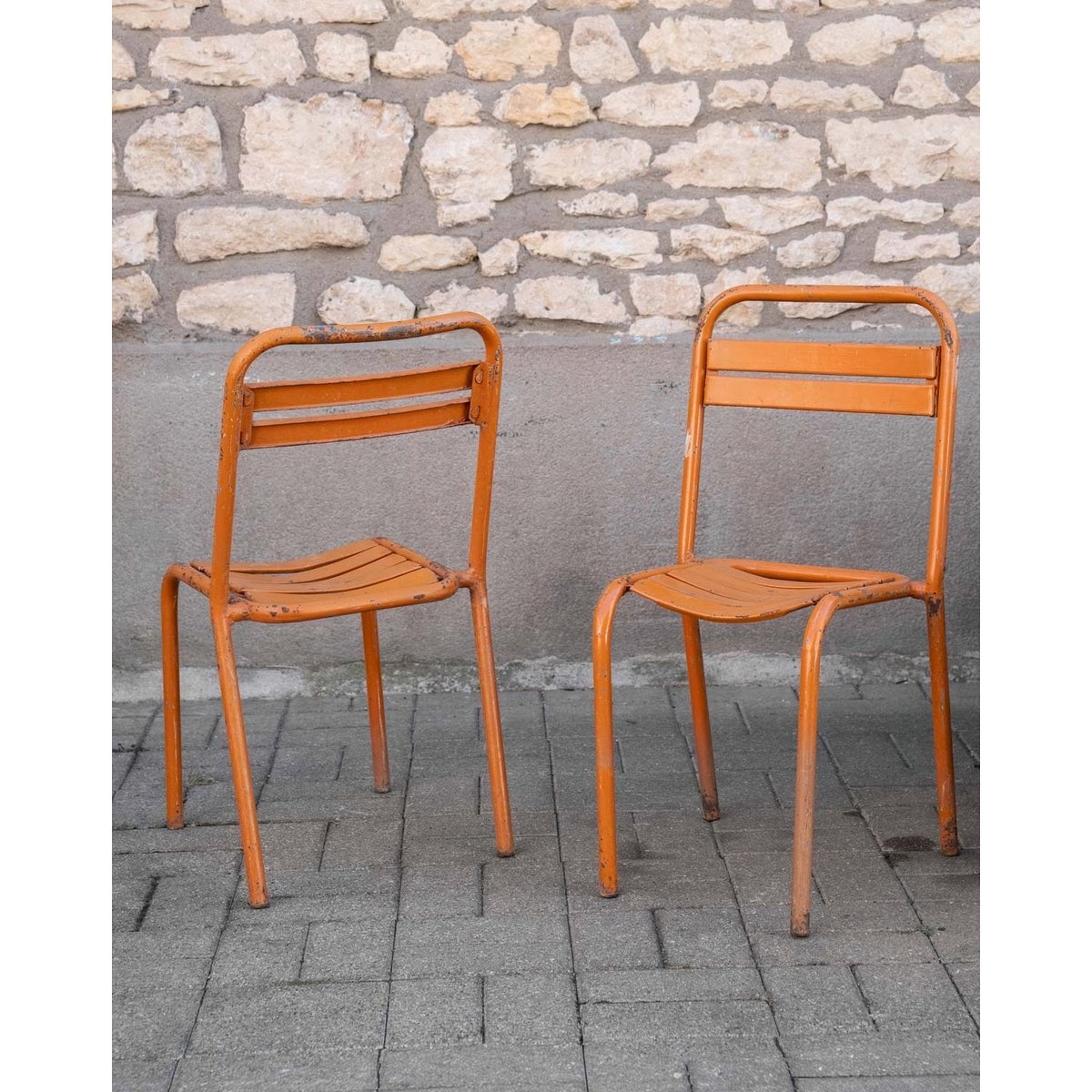 Paire de chaises Tolix en métal orange Alma N°1943 - Bon état orange, DEBONGOUT