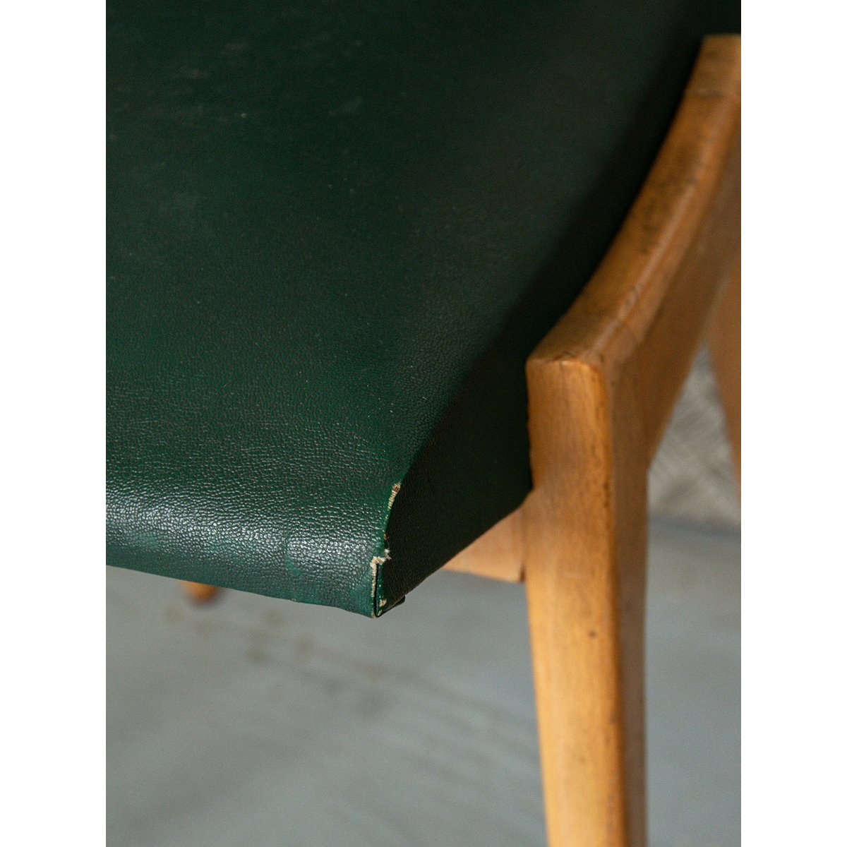 Paire de chaises en bois Alma N°311 - Bon état bois, DEBONGOUT