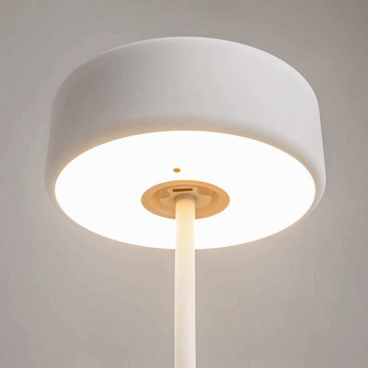 Lampe de table rechargeable en métal ALMA blanc, PIER IMPORT