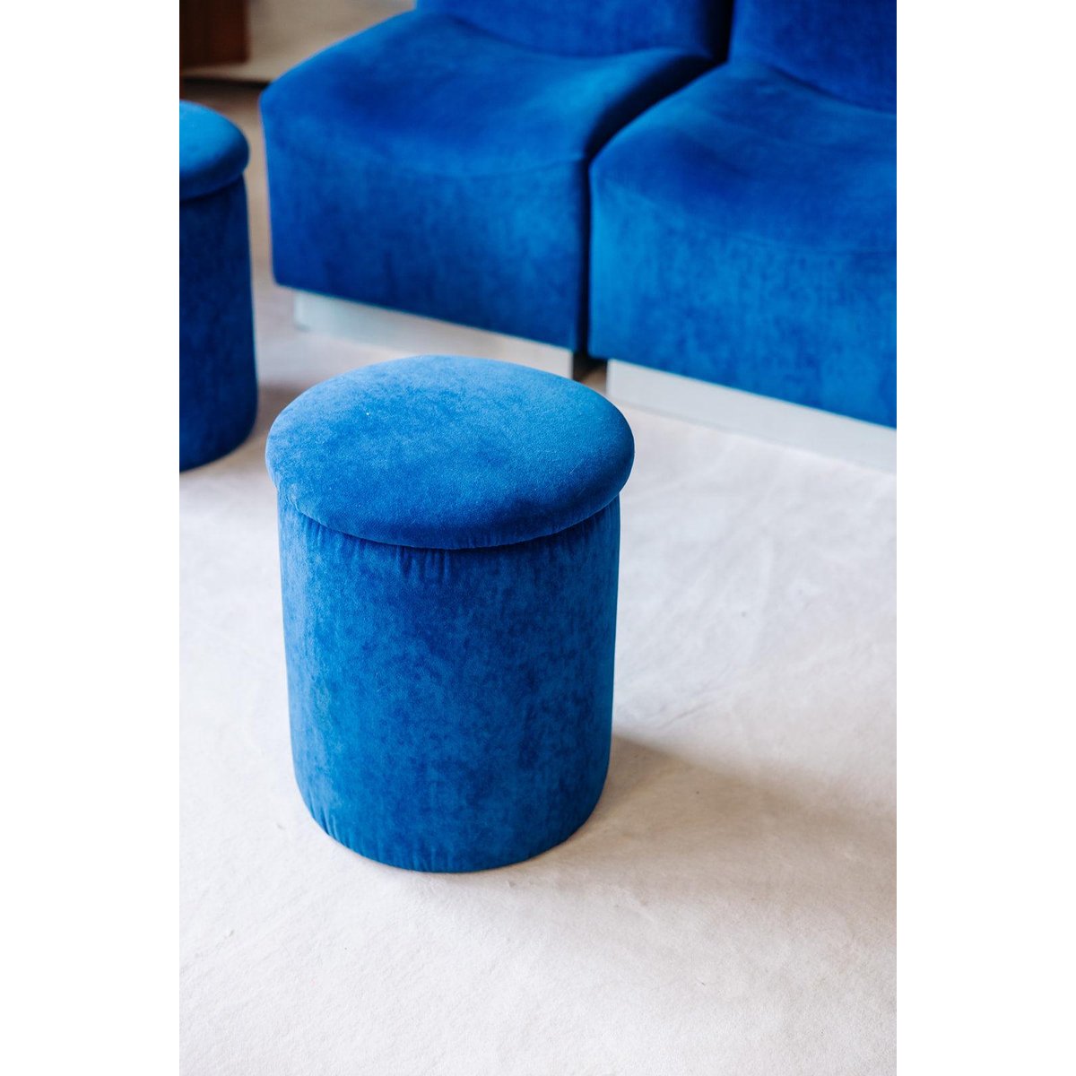 Tabouret en velours bleu Axel N°29 - Bon état bleu, DEBONGOUT