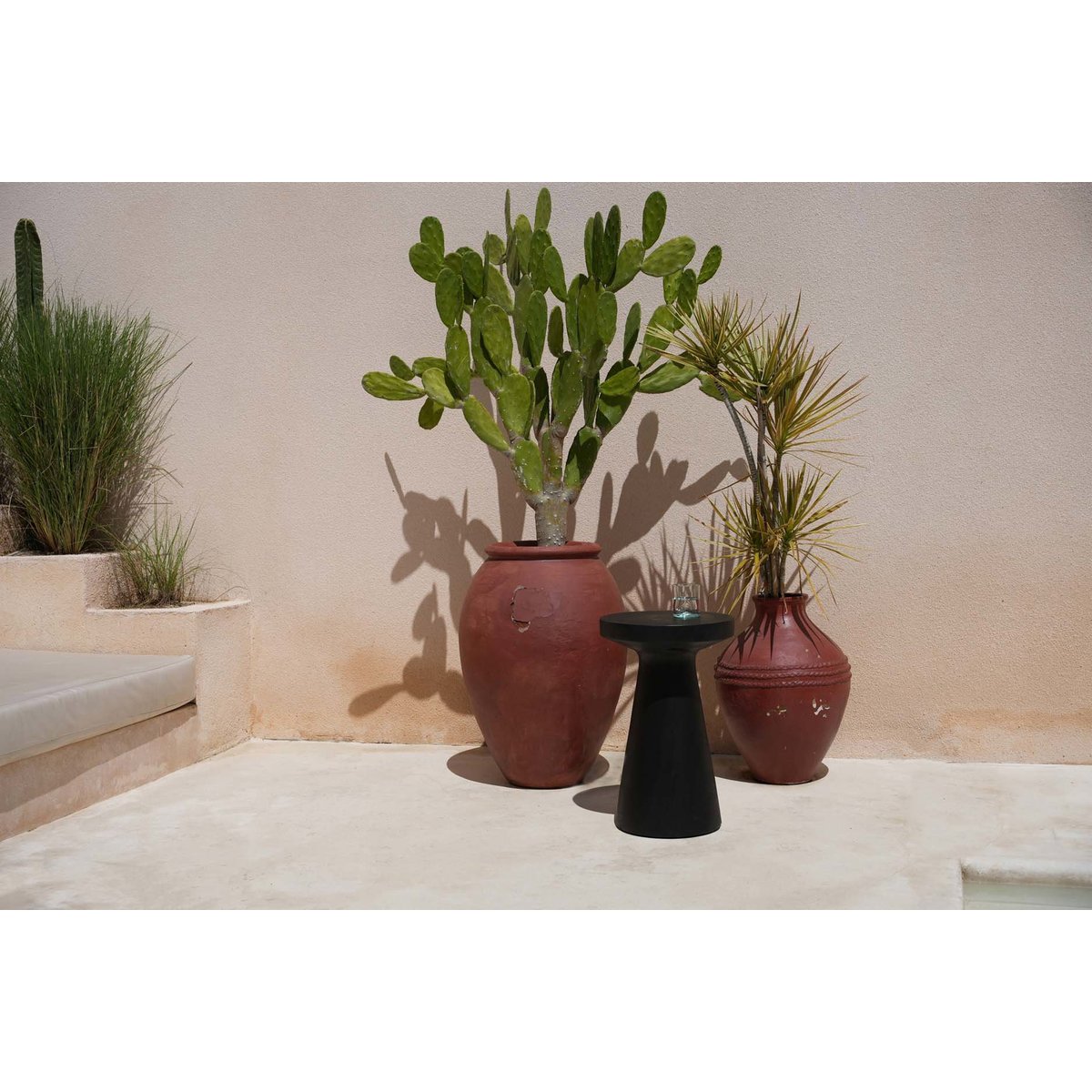 Table d’appoint en suar FIJI noir, BAZAR BIZAR