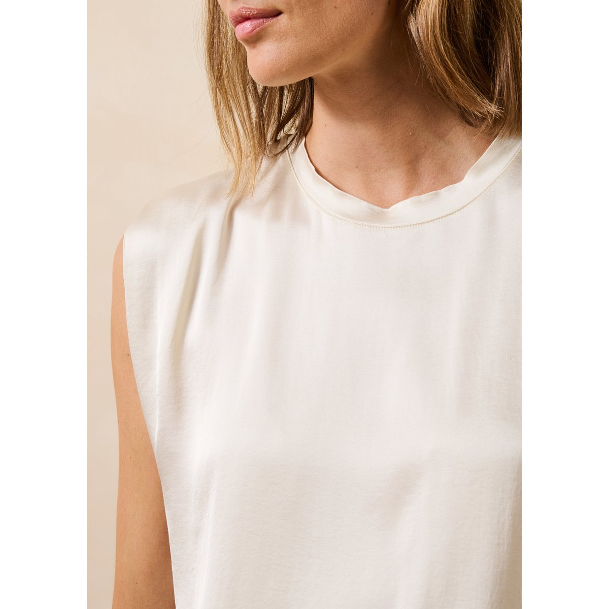 Top sans manches en satin ecru, LA FEE MARABOUTEE