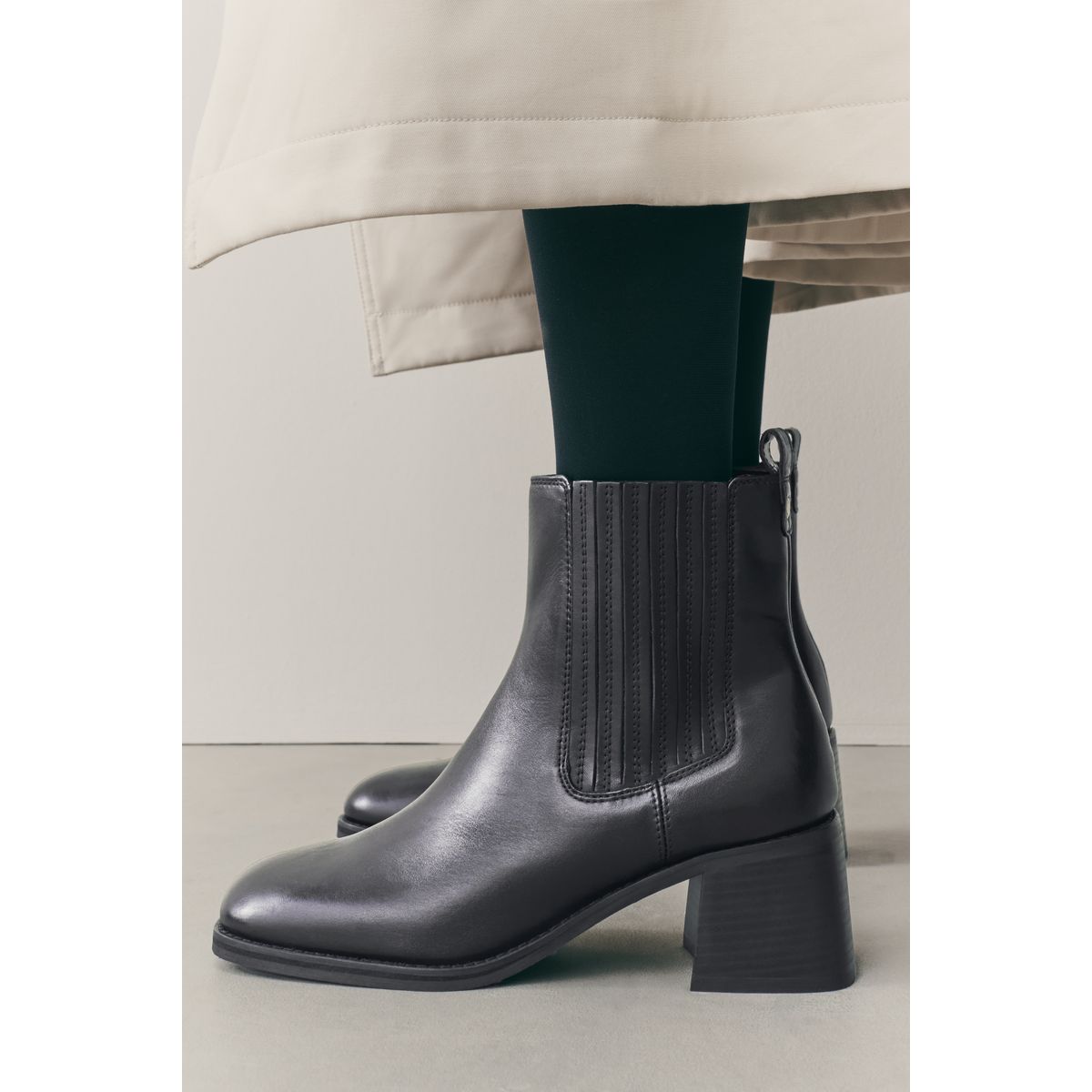 Bottines chelsea en cuir à bout carré noir, NEXT