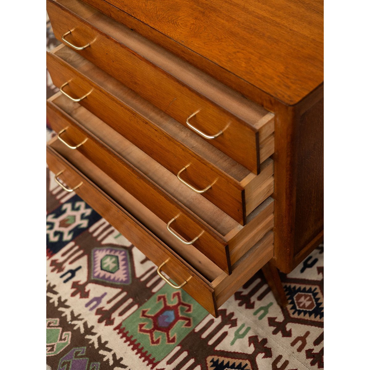 Commode chêne aux pieds compas Olga N°689 - Bon état bois clair, DEBONGOUT