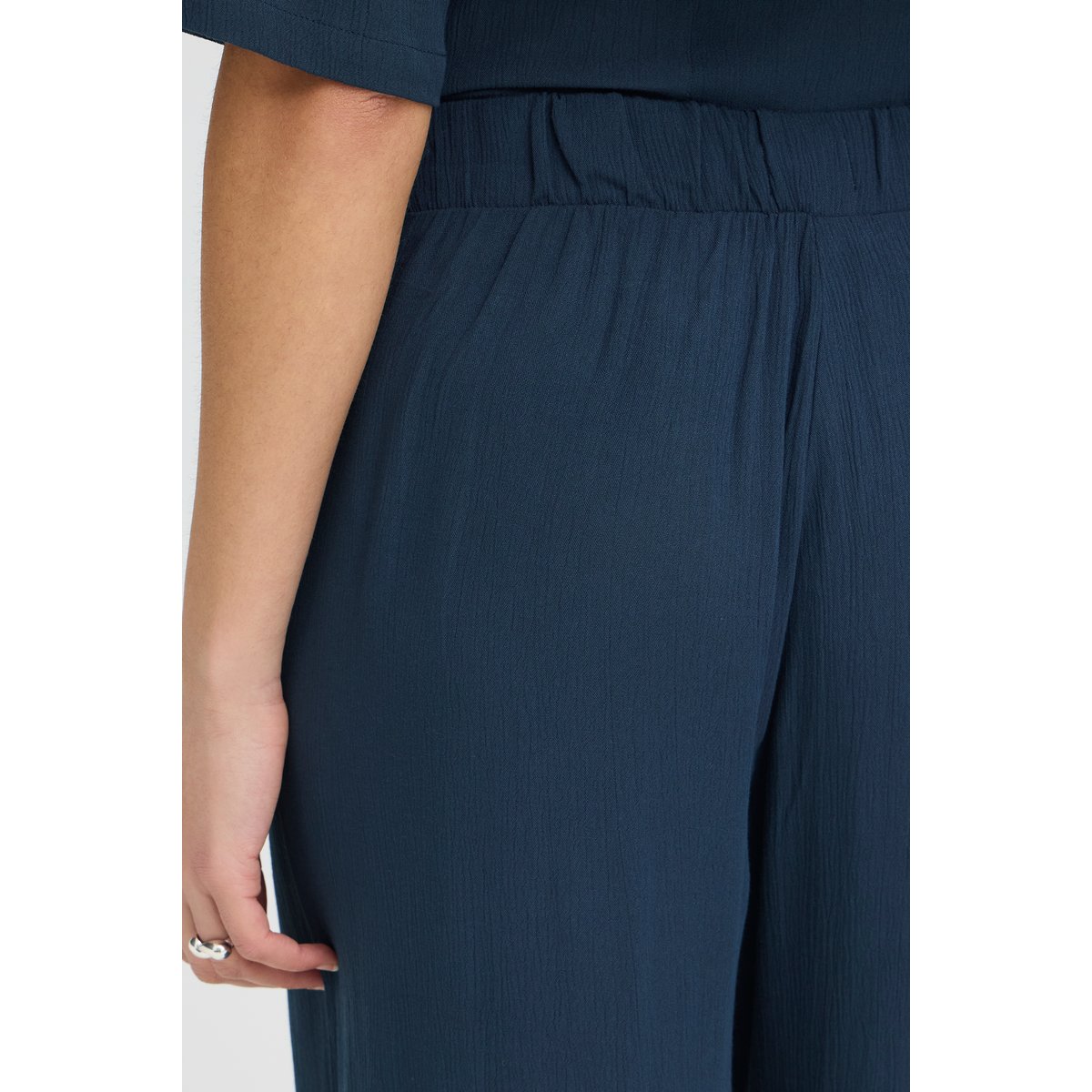 Pantalon coupe large, taille élastiquée bleu total eclipse, ICHI