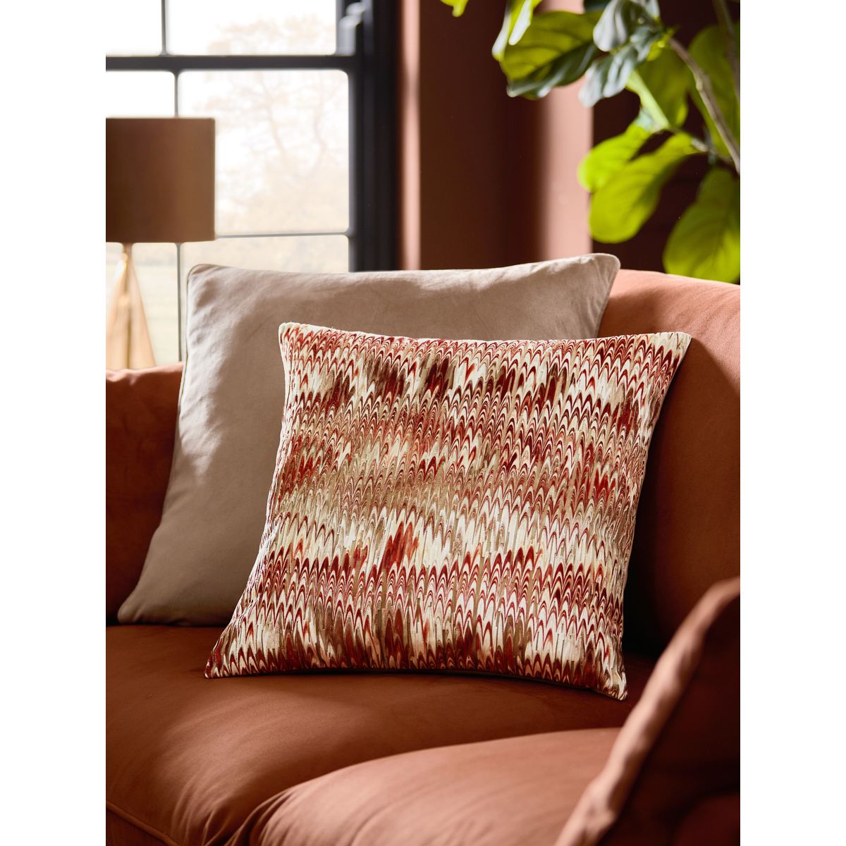 Coussin en velours ciselé abstrait mirage orange, NEXT