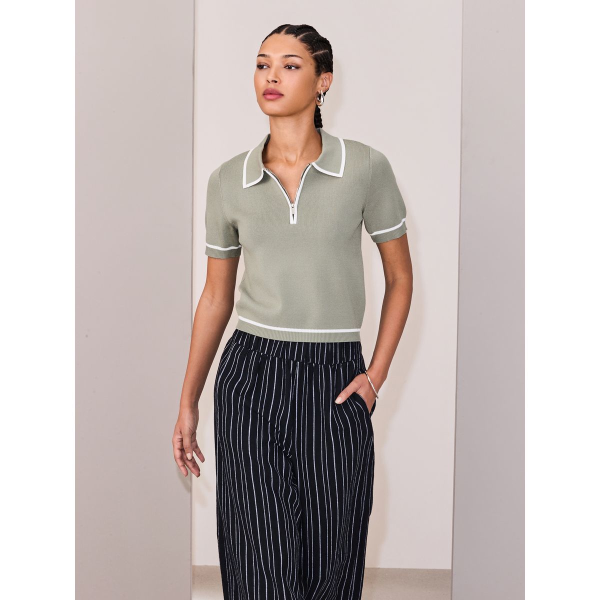 Polo en maille à col zippé pointes vert sauge, NEXT