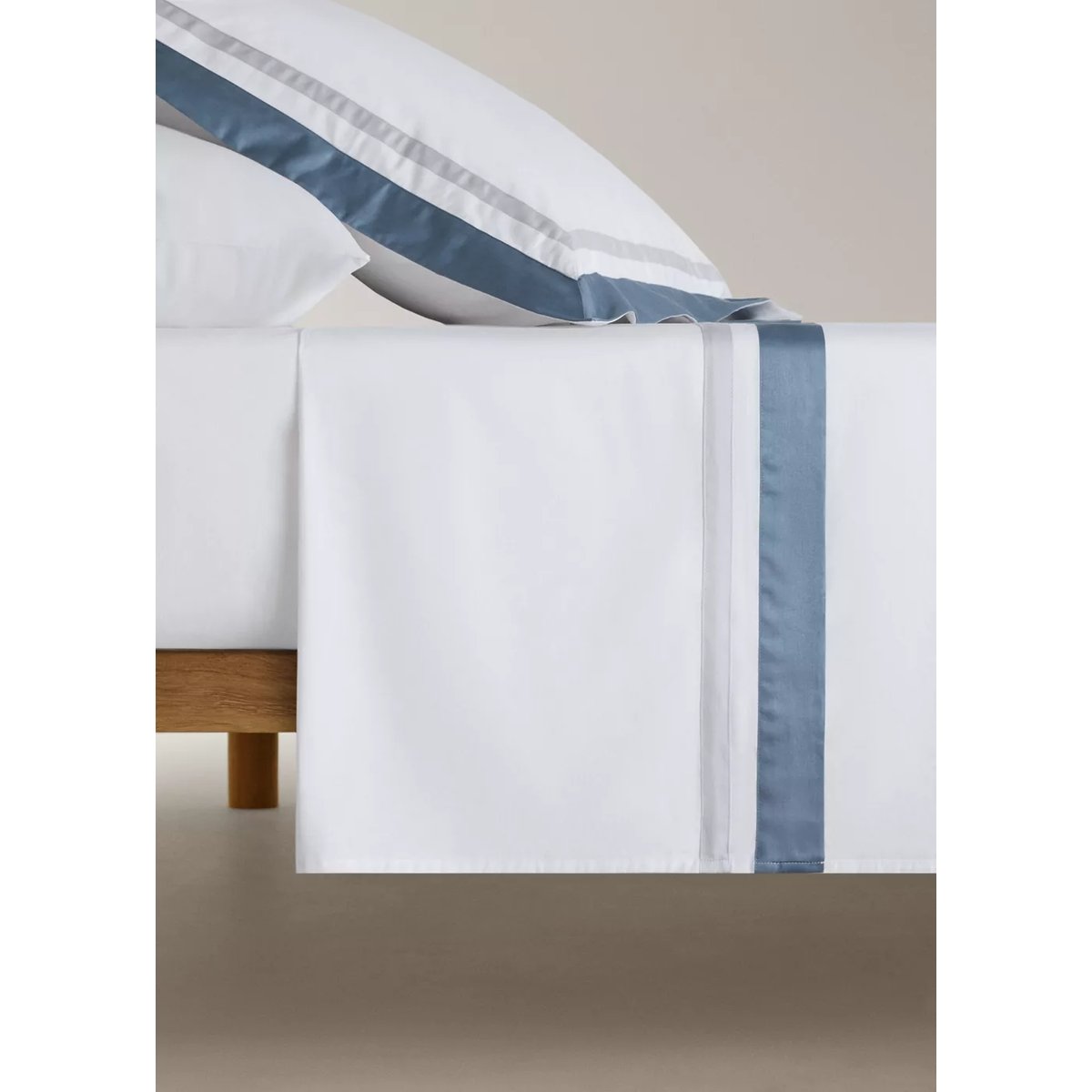 Drap plat avec ruban large contrasté en satin Lit 180/200 cm bleu, MANGO HOME
