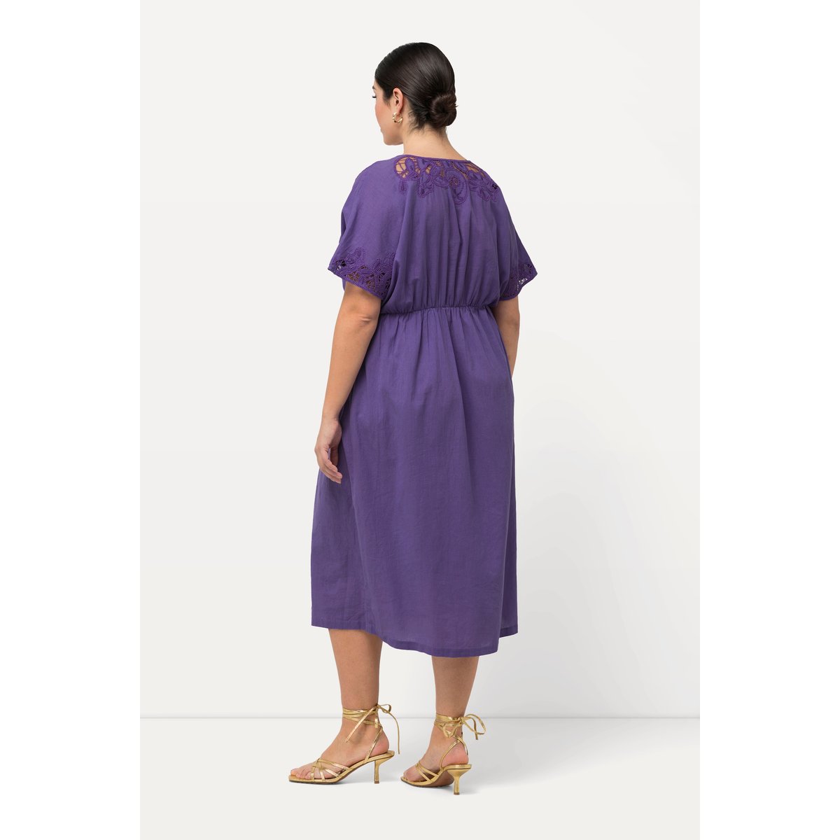 Robe oversize avec broderies. Décolleté en violet, ULLA POPKEN