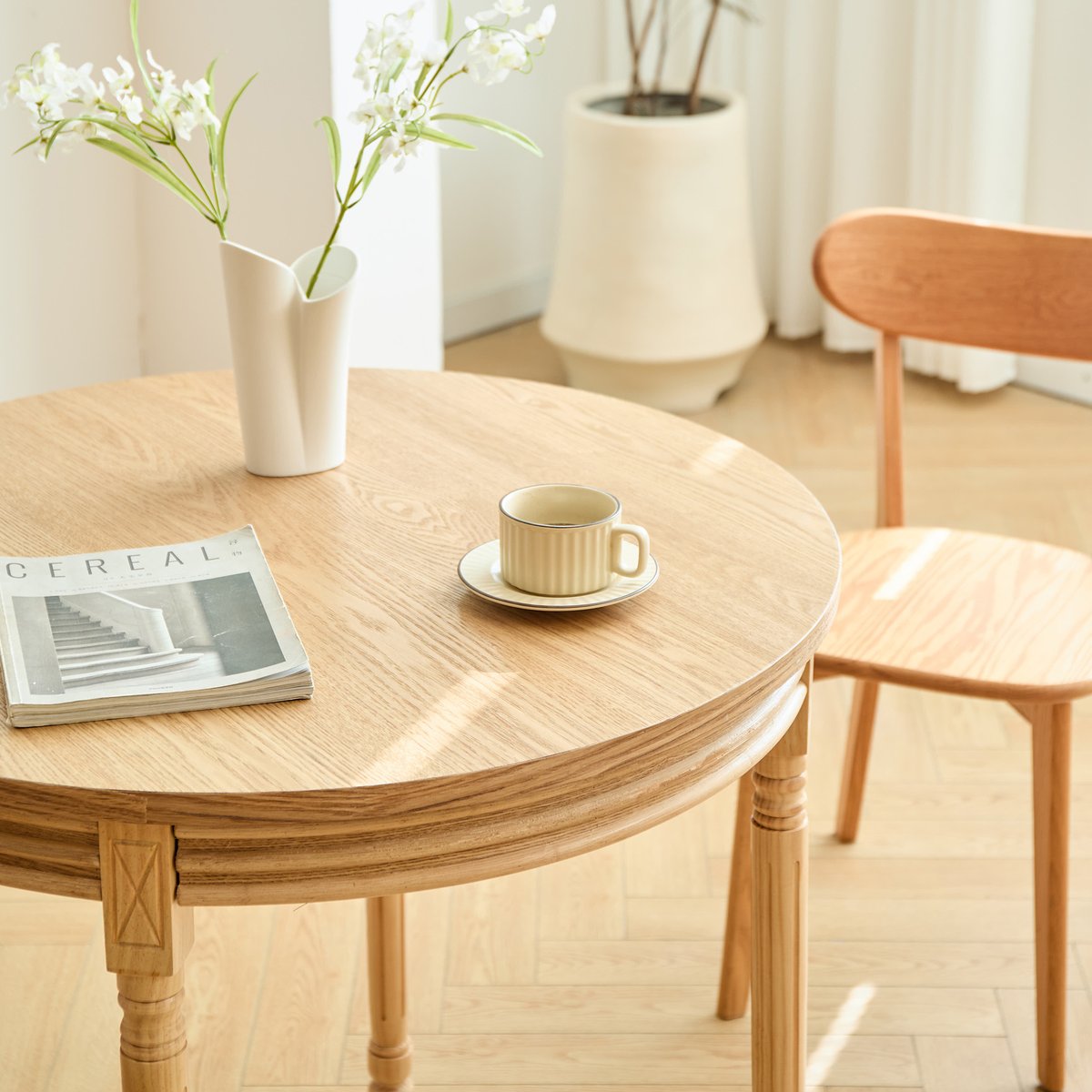 Table à manger 4 personnes en bois, ronde, KAJANI bois naturel, NORDLYS
