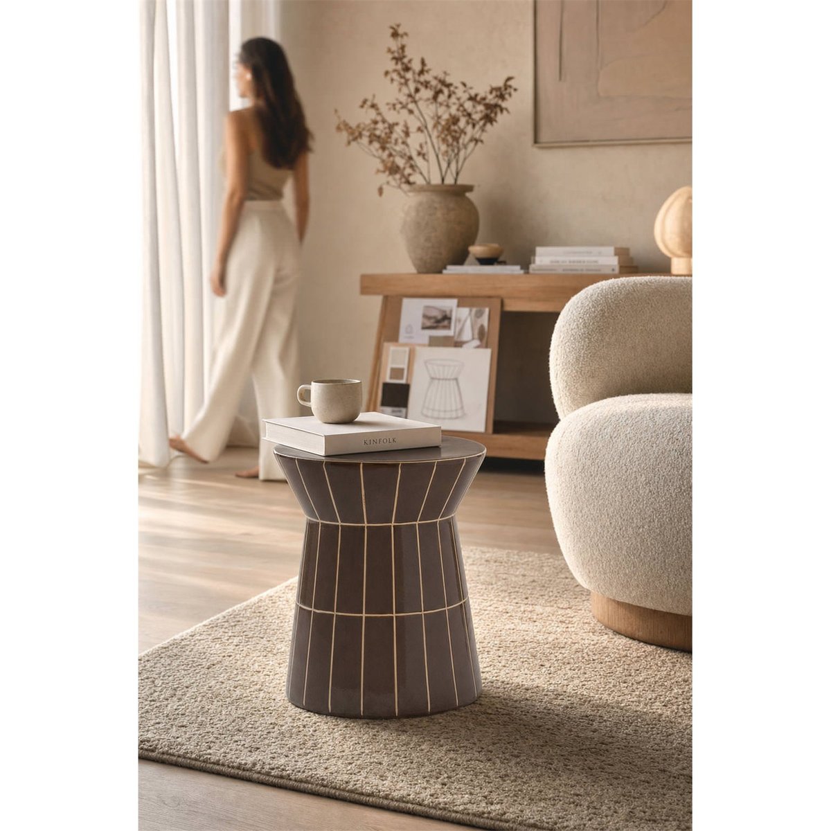 Tabouret en céramique au motif graphique brun à lignes beige, RECOLLECTION