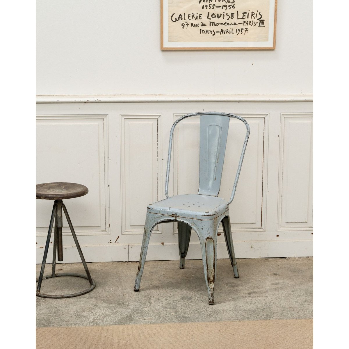 Chaise Tolix en métal bleu gris Alma N°1700 - Bon état bleu clair, DEBONGOUT