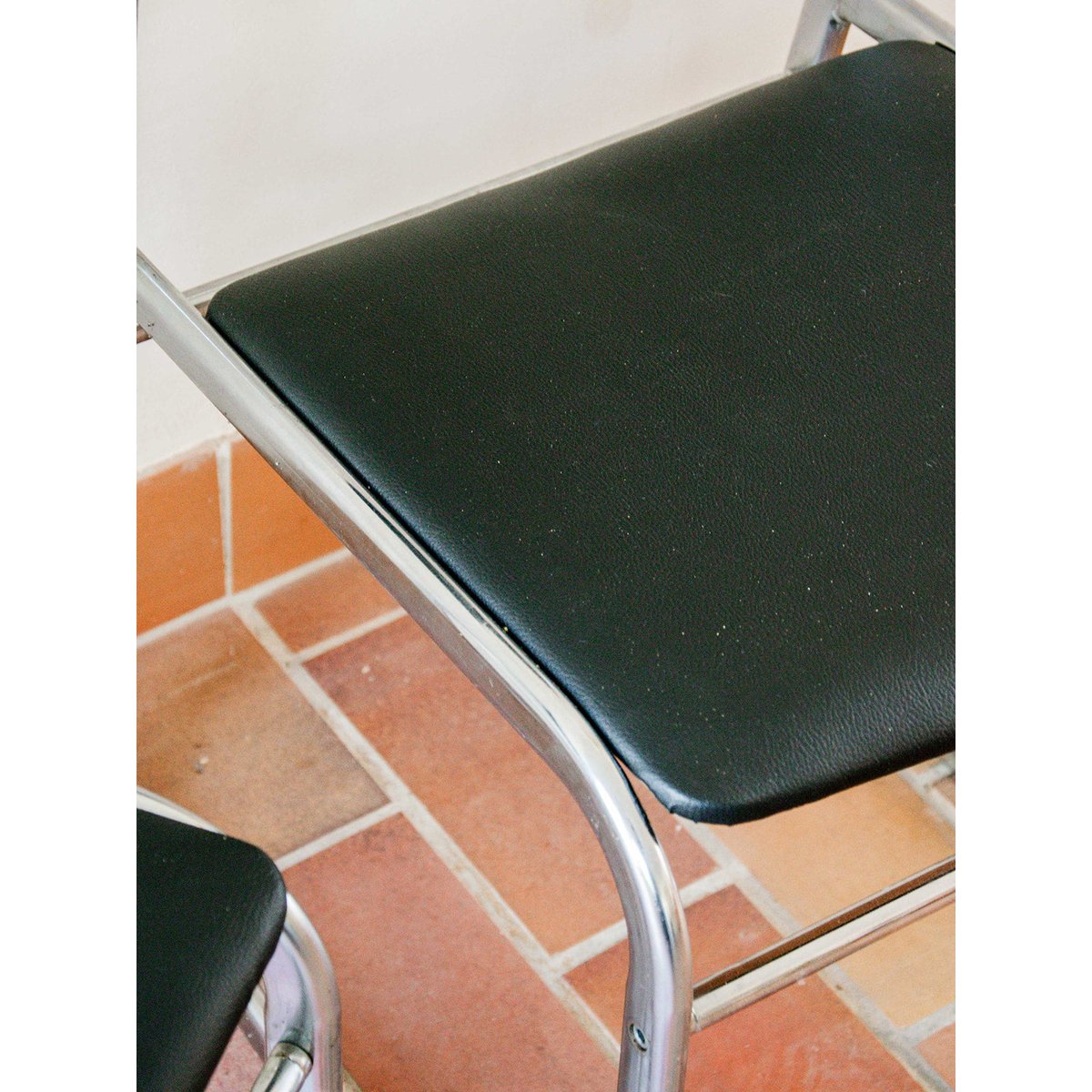 Duo de chaises en métal Diana N°405 - Bon état noir, DEBONGOUT