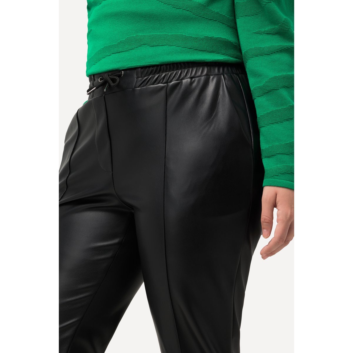 Pantalon 7/8 en similicuir. Passepoils et noir, ULLA POPKEN
