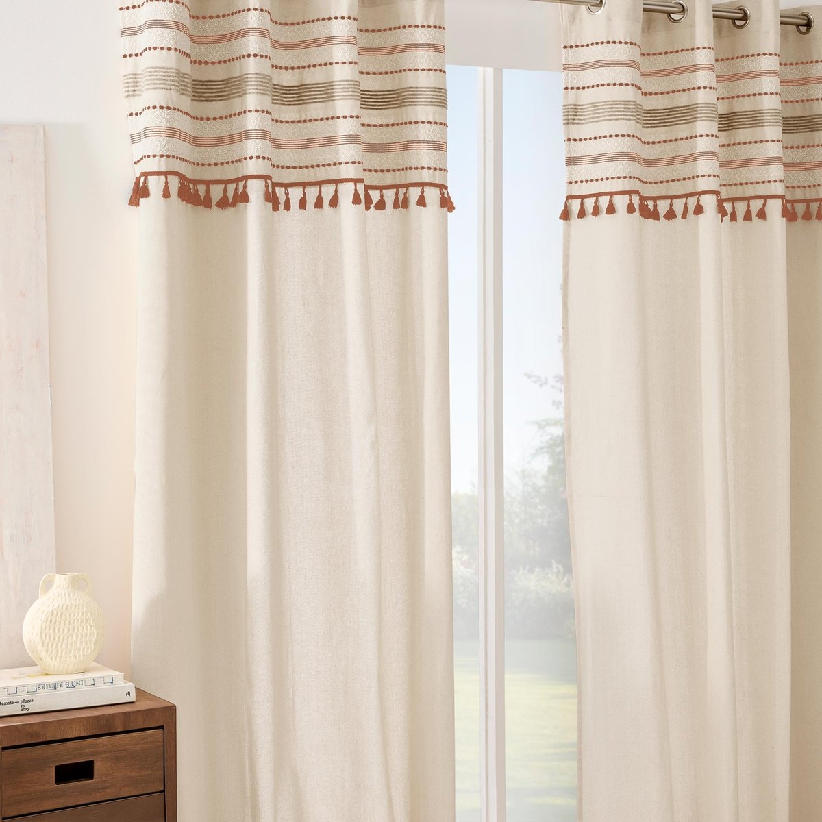 Rideau tamisant à œillets en polycoton tissé avec pompons naturel, DOUCEUR D'INTÉRIEUR