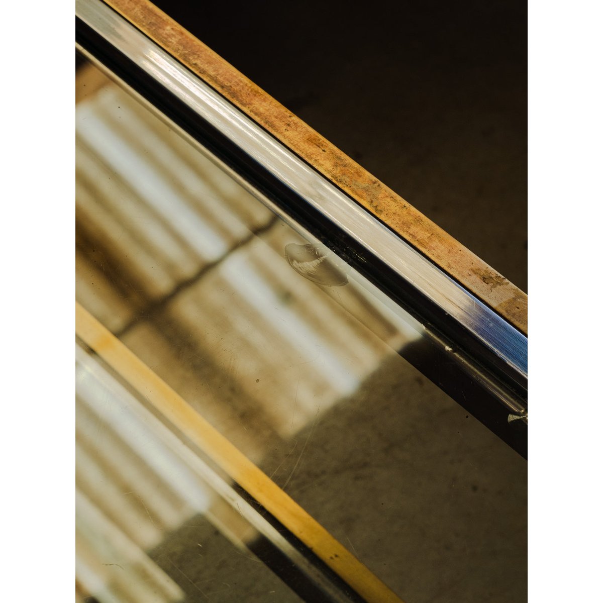 Table basse en laiton et verre Donna N°1053 - Bon état doré, DEBONGOUT