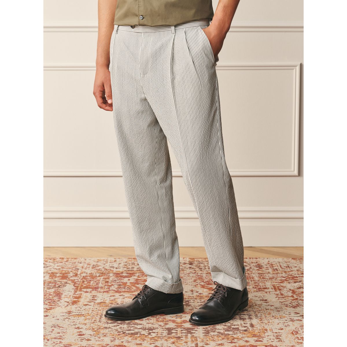 Pantalon de costume plissé en seersucker rayé écru, NEXT