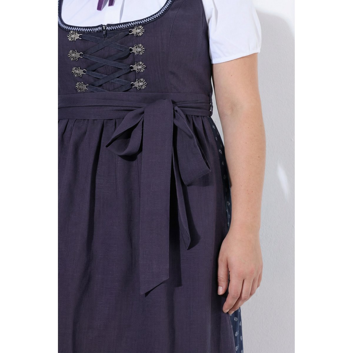 Dirndl en lin mélangé, fleurs, col carré violet foncé, ULLA POPKEN