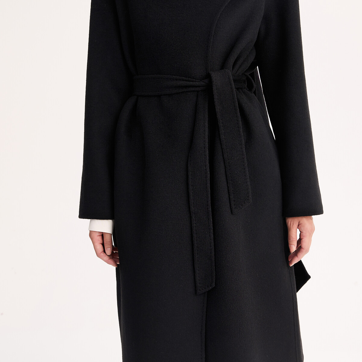 Manteau long fluide, ceinturé en laine mélangée avec encolure écharpe noir, ANNE WEYBURN