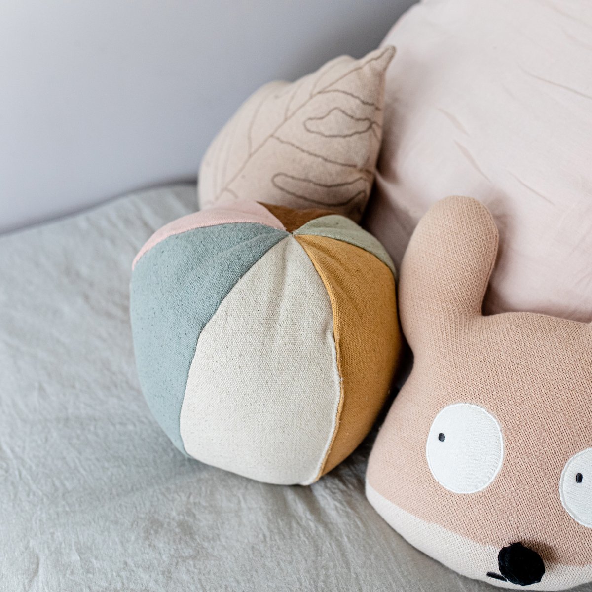 Coussin pour enfants Boule ECO-CITY multicolore, LORENA CANALS
