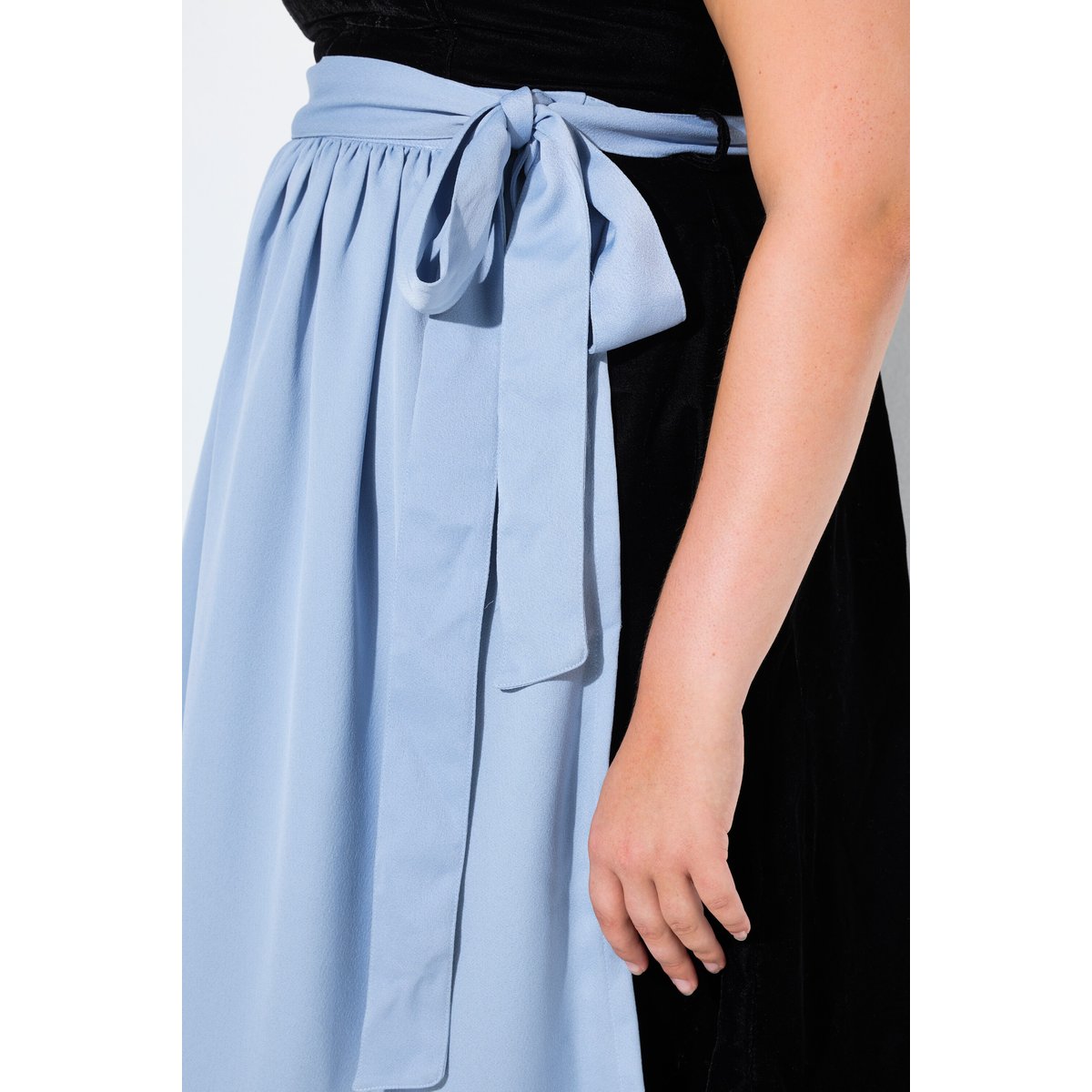 Dirndl en velours noir, ULLA POPKEN