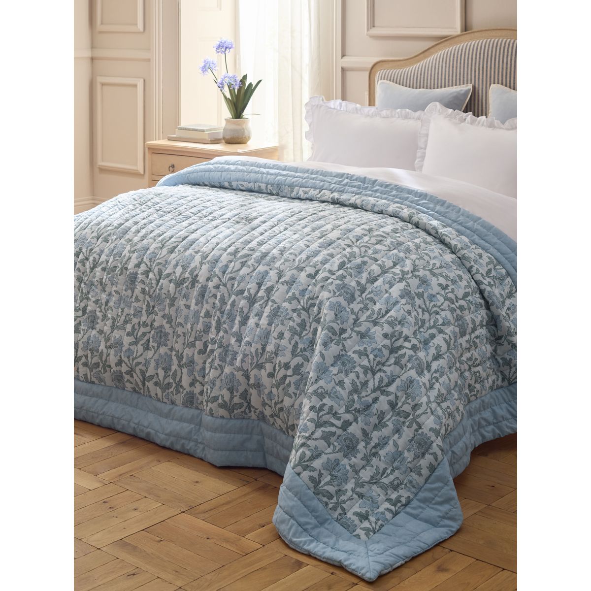 Couvre-lit matelassé à fleurs façon estampe bleu, NEXT