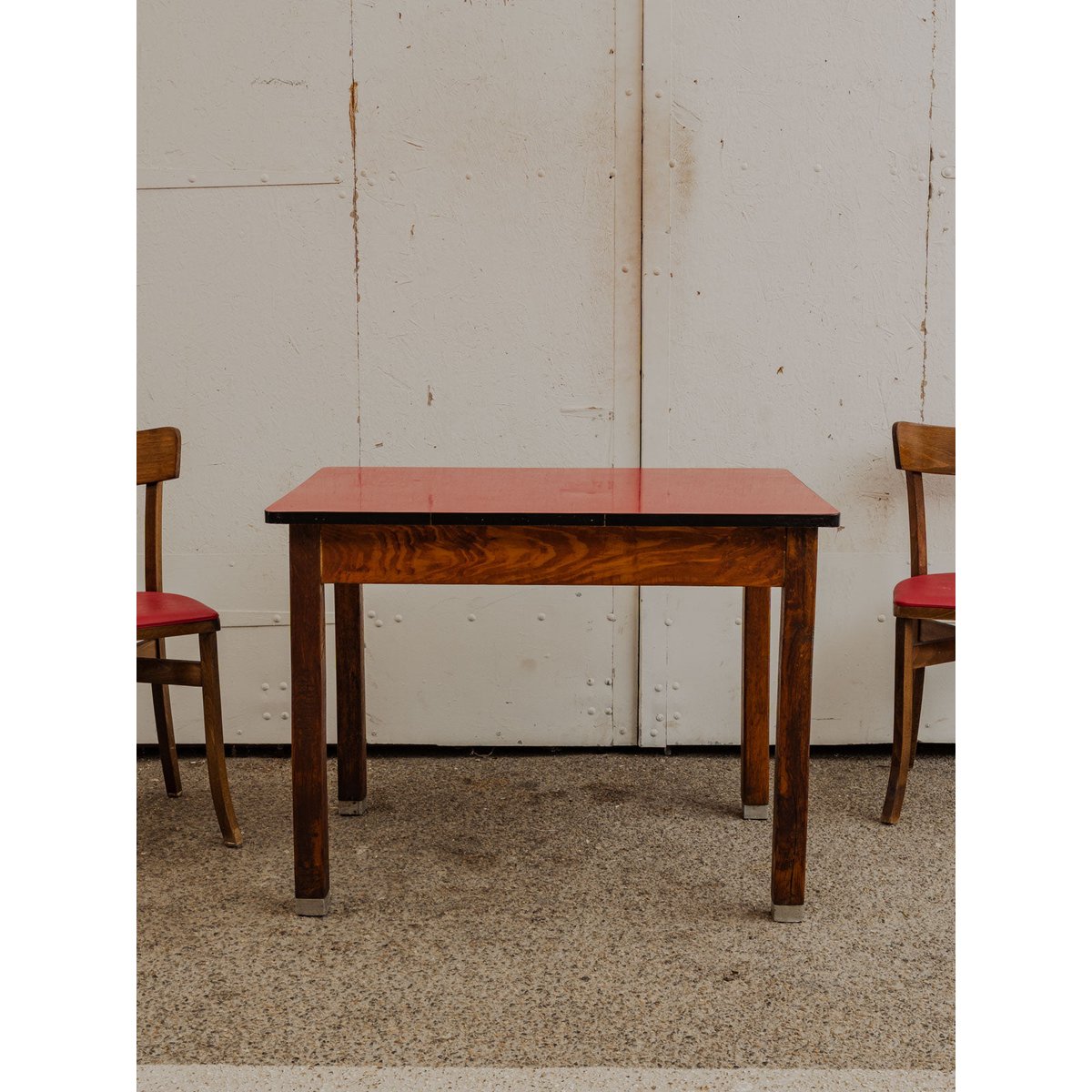 Table à manger en bois et formica rouge Karla N°1180 - Bon état bois foncé, DEBONGOUT
