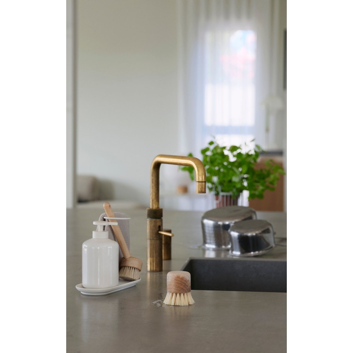Set de vaisselle pompe brosse et lavette INU blanc cassé, ZONE DENMARK