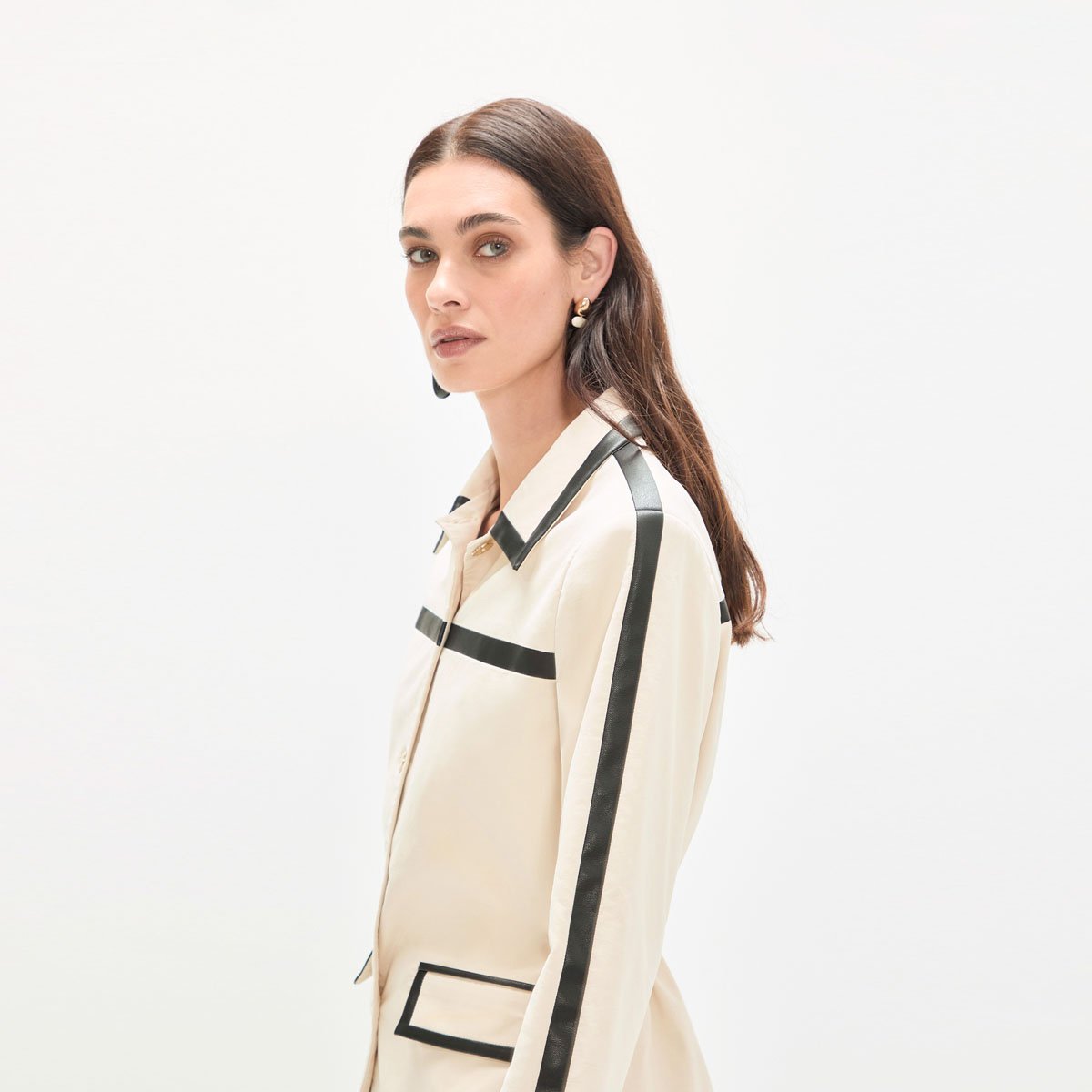 Blazer à finitions contrastées et taille ajustable ecru, LOLA CASADEMUNT